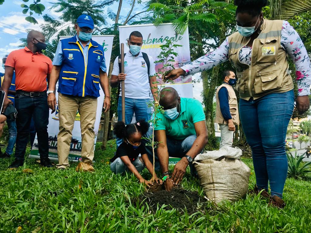 Con la siembra de árboles, la Campaña Abrázate a Buenaventura continúa acercándose a la comunidad