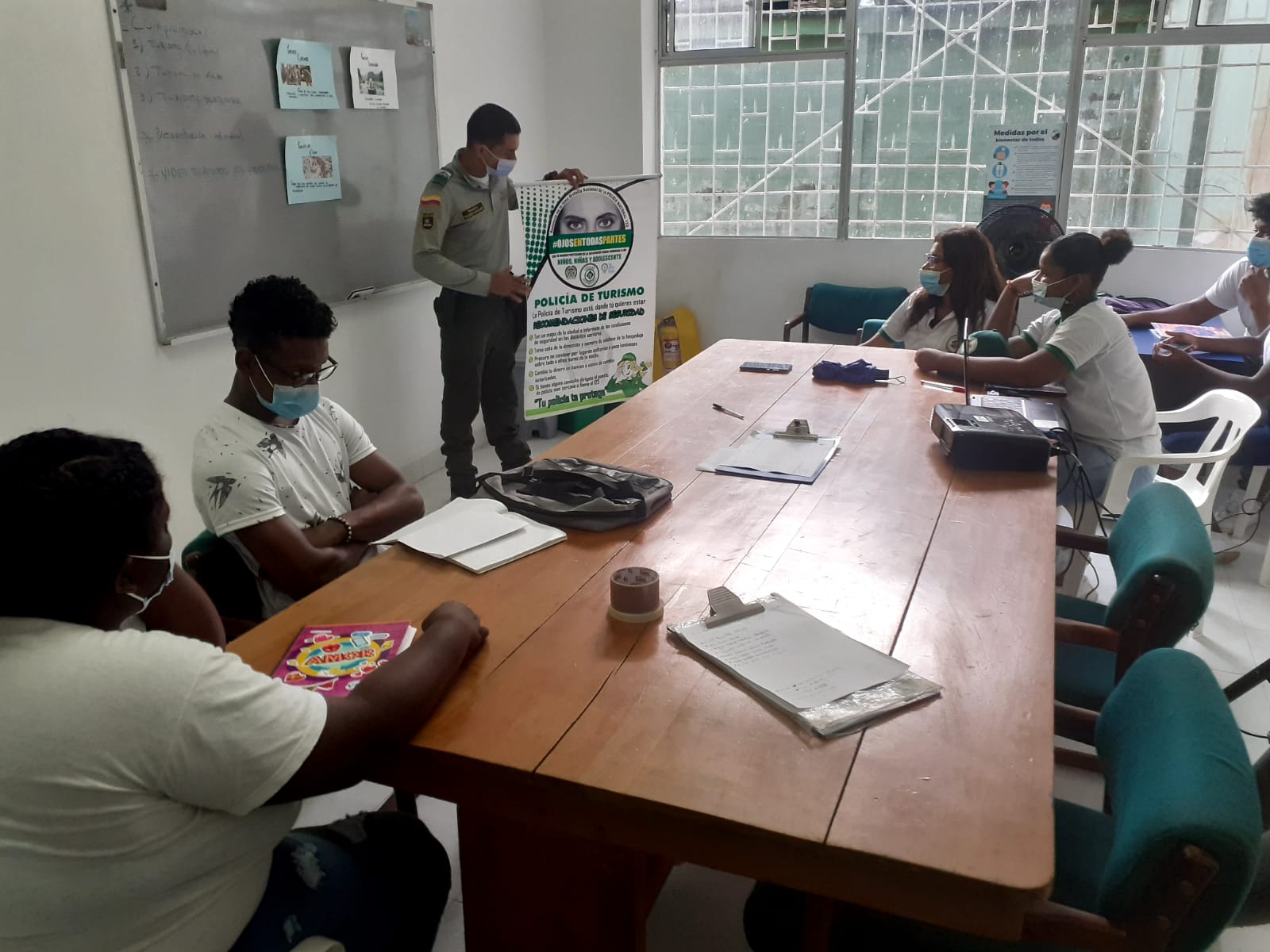 La Policía Nacional en Buenaventura realizó la campaña “Ojos en Todas Partes”