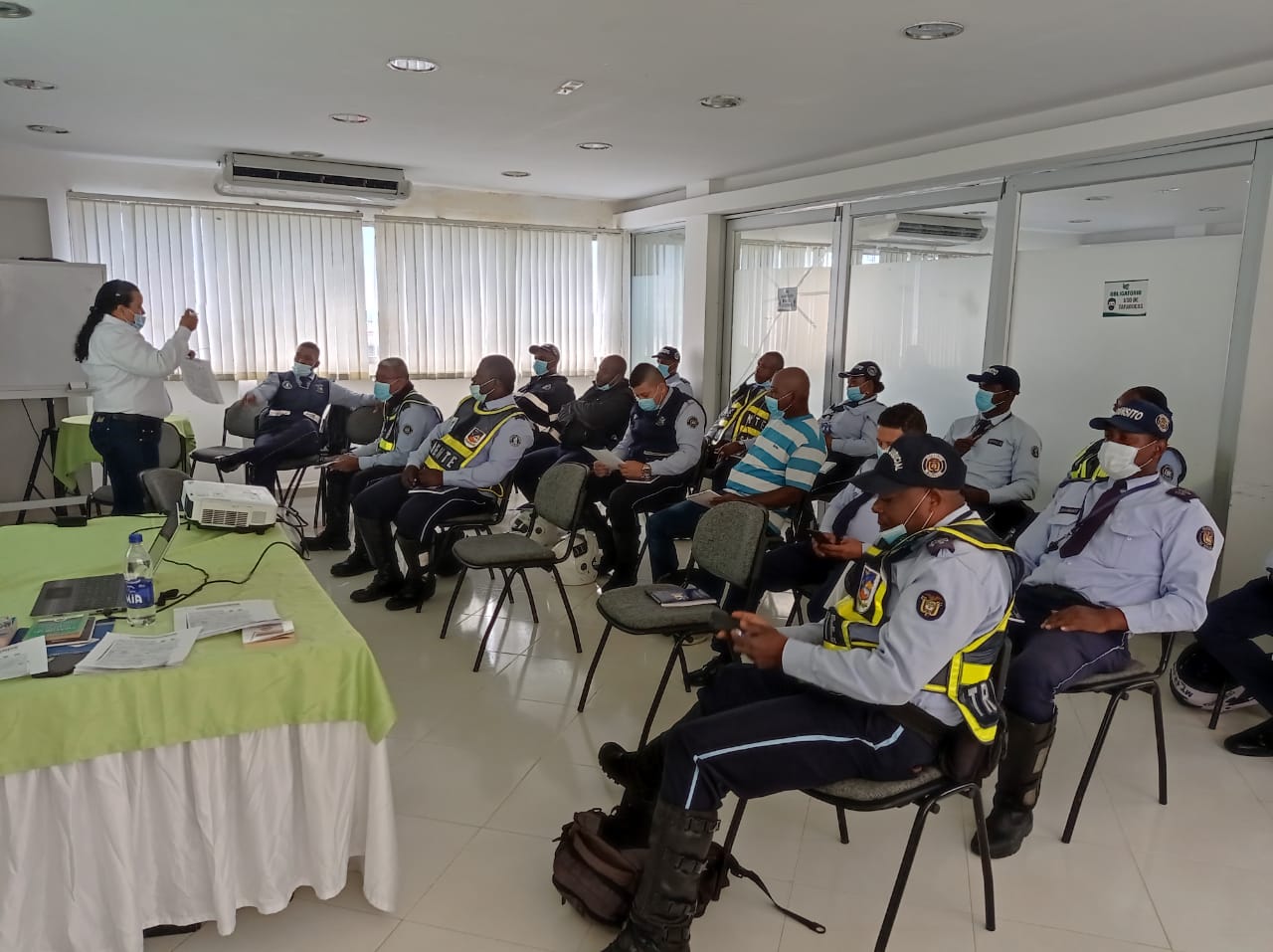 Agentes en Buenaventura refuerzan conocimientos sobre las Normas de Tránsito
