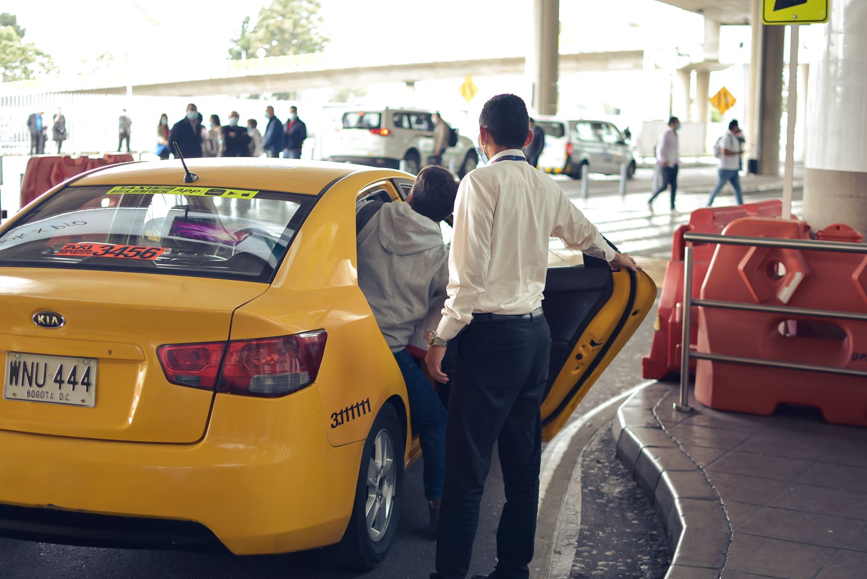 Crece preferencia con pagos digitales en el servicio de taxi en Colombia