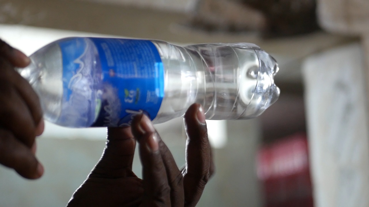 Destruyen botellas de agua en Buenaventura no aptas para consumo humano
