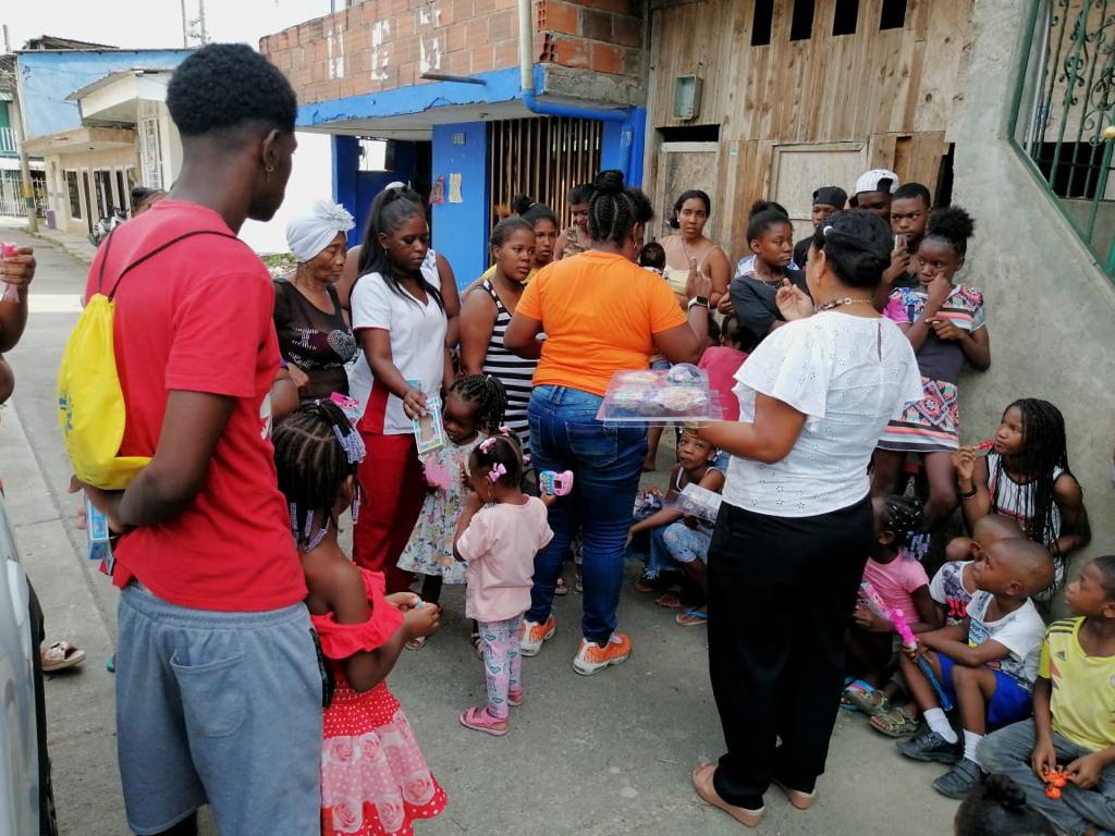 Ni&ntilde;os del barrio Alberto Lleras Camargo en Buenaventura, recibieron donación de juguetes y elementos didácticos