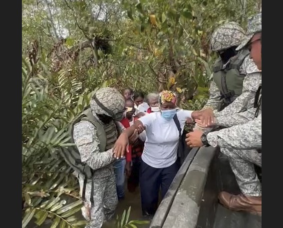 La Armada de Colombia rescató a 14 personas luego de que su embarcación fuera hurtada en un estero en la bahía de Buenaventura