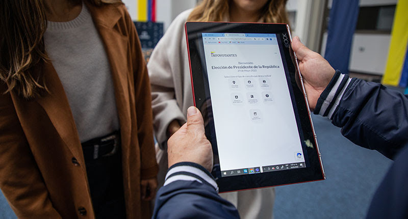La Registraduría Nacional habilitó puntos de consulta del puesto de votación con tabletas para las elecciones presidenciales de 2022