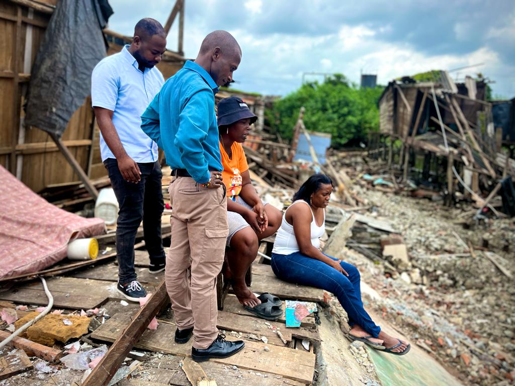 El congresista Orlando Castillo brindó apoyo a las familias damnificadas tras colapso de viviendas en el barrio Alberto Lleras Camargo de Buenaventura