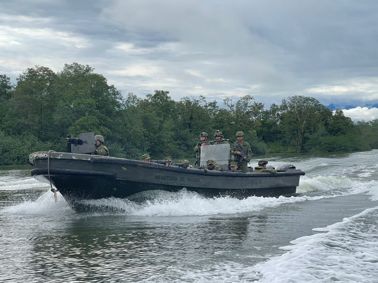 La Armada de Colombia intensifica operaciones para localizar a cuatro personas desaparecidas en el río Cajambre en Buenaventura