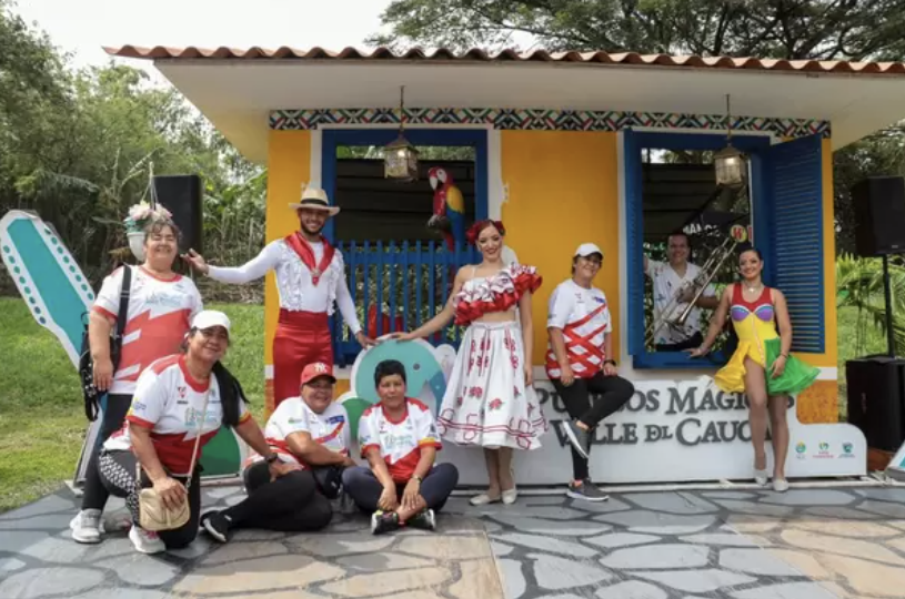 Tarde mágica para 380 adultos mayores en el &lsquo;Paseo de La Aurora&rsquo;