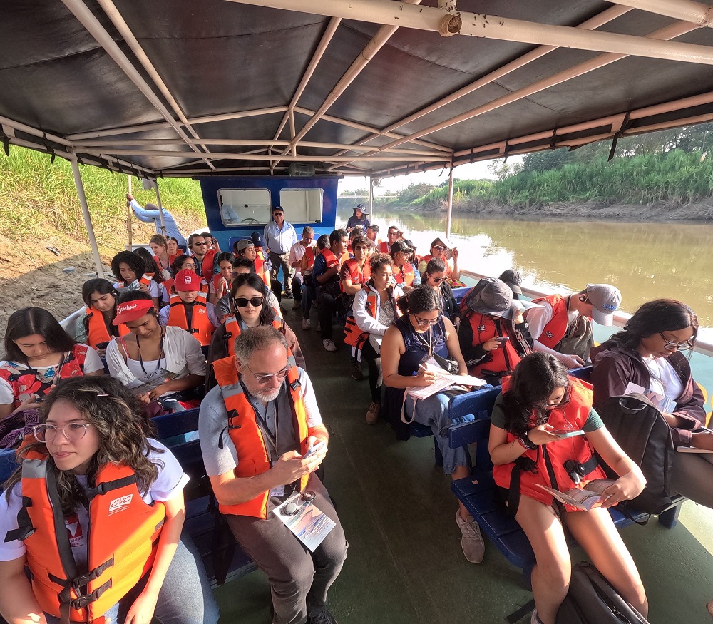 Barco escuela de la CVC recibió a estudiantes de la Universidad de Columbia