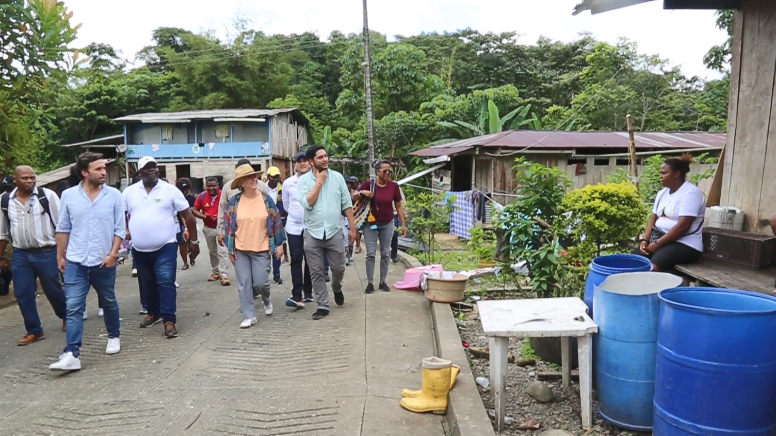 La Ministra de Vivienda visitó la comunidad de San Isidro, en el río Calima, revisando el problema habitacional de personas desplazadas del territorio