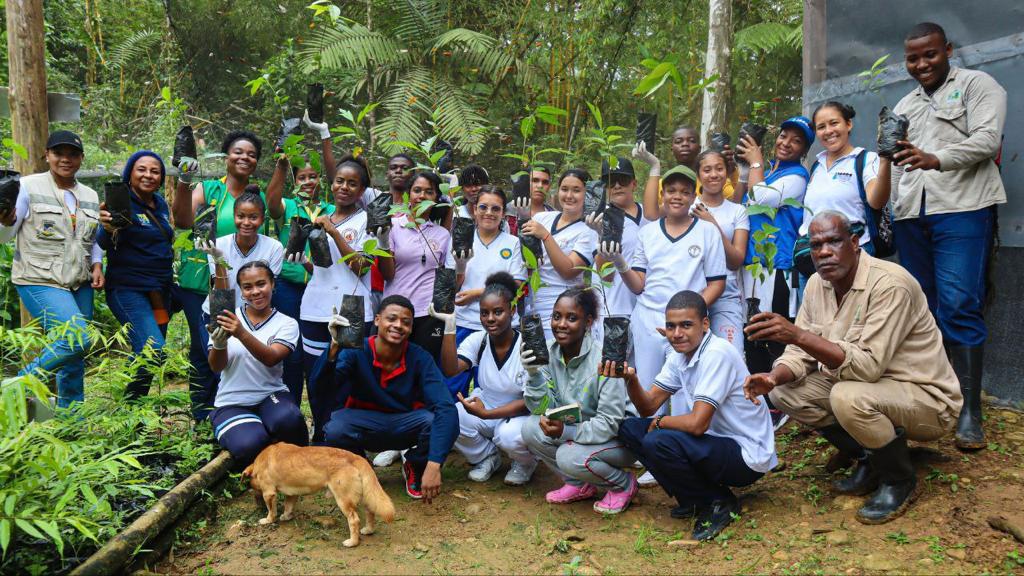 Más de 30 estudiantes de colegios públicos y privados participan en Campa&ntilde;a Ambiental Siembratón