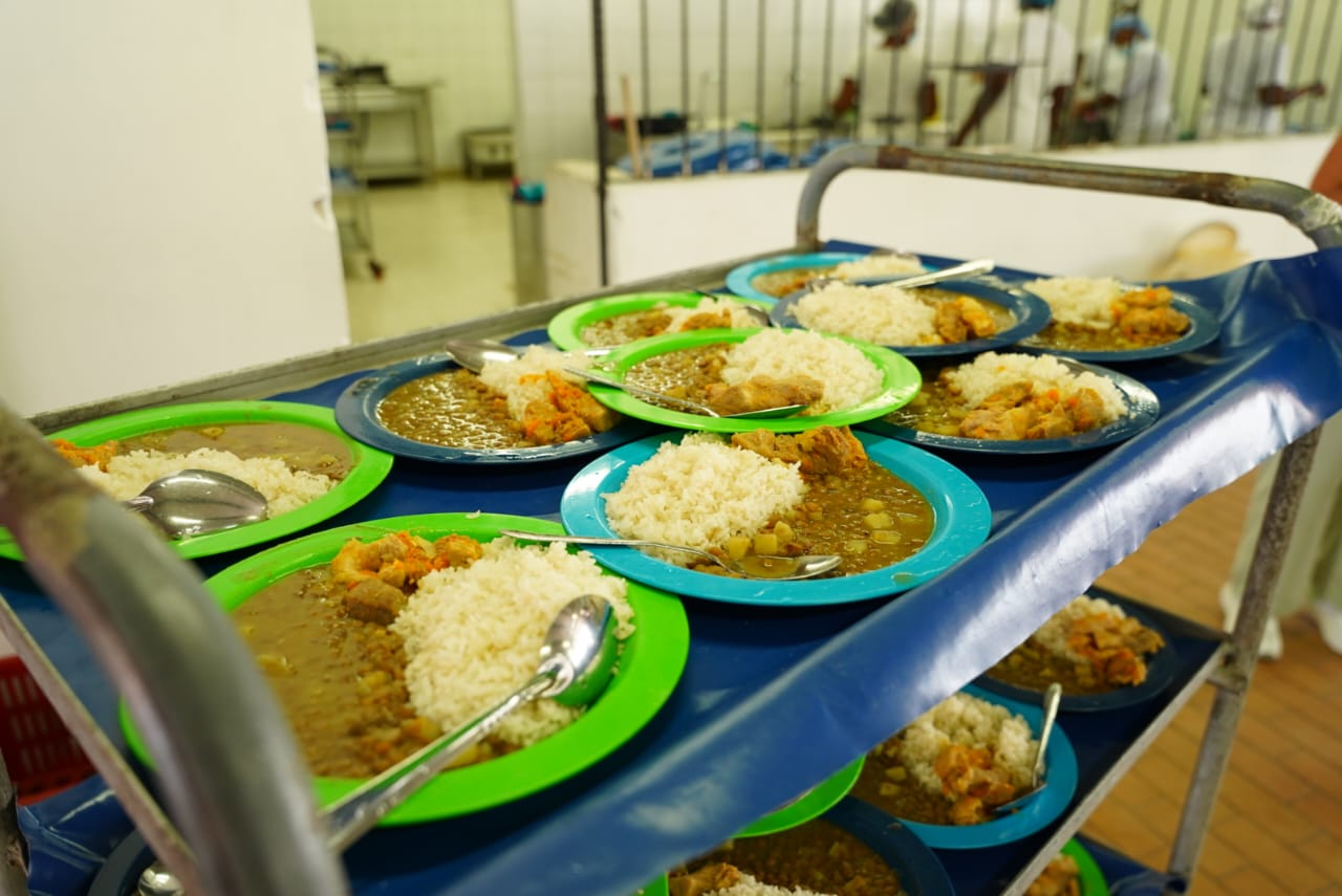 Funcionarias de la Unidad de Alimentos Para Aprender revisan en terreno la prestación del servicio del PAE en Buenaventura