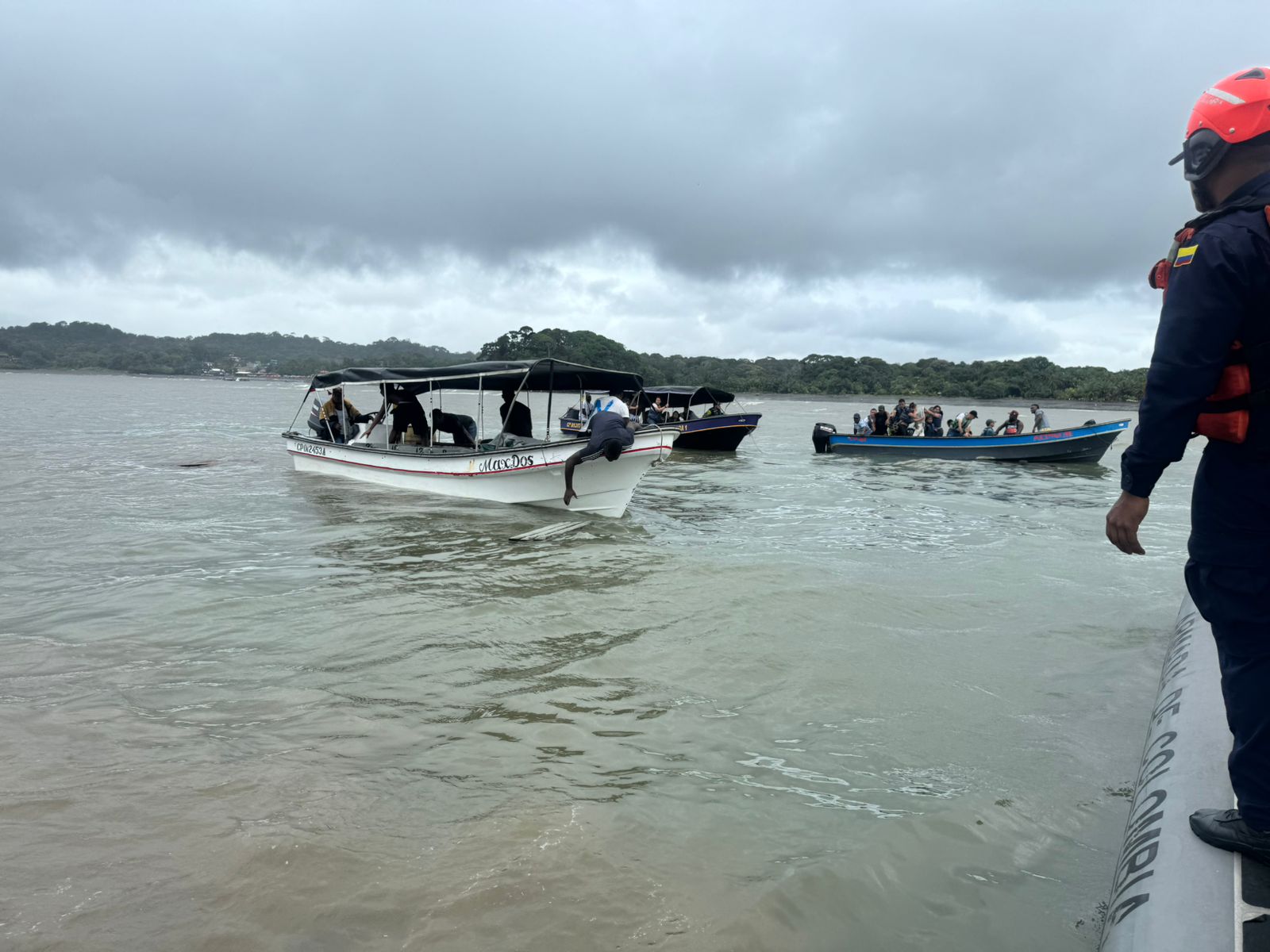 La Armada de Colombia atendió emergencia en frente a Vista Hermosa y Piang&uuml;ita en Buenaventura