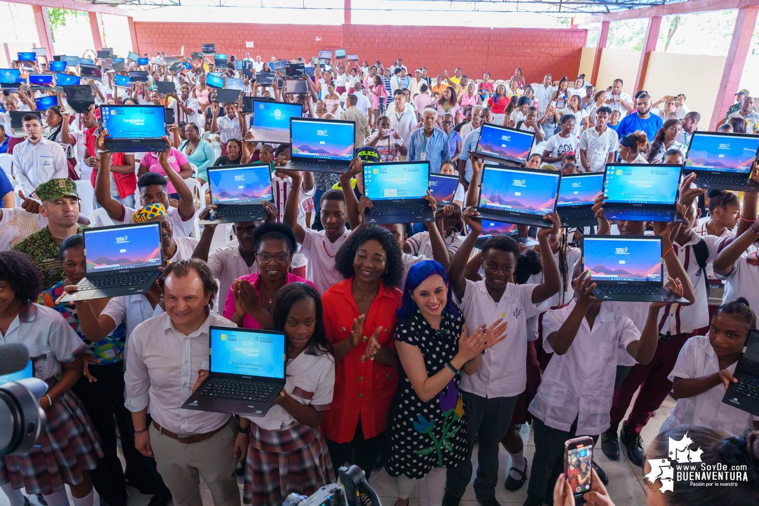Estudiantes de 4 instituciones educativas de Buenaventura fueron beneficiados con la entrega de 668 computadores por parte del Ministerio de las TIC