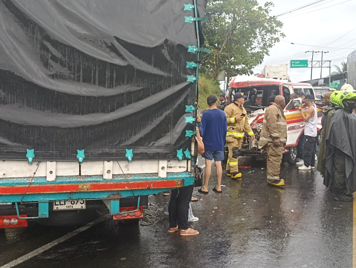El Cuerpo de Bomberos Voluntarios de Buenaventura atendió grave accidente de tránsito en el sector de Citronela