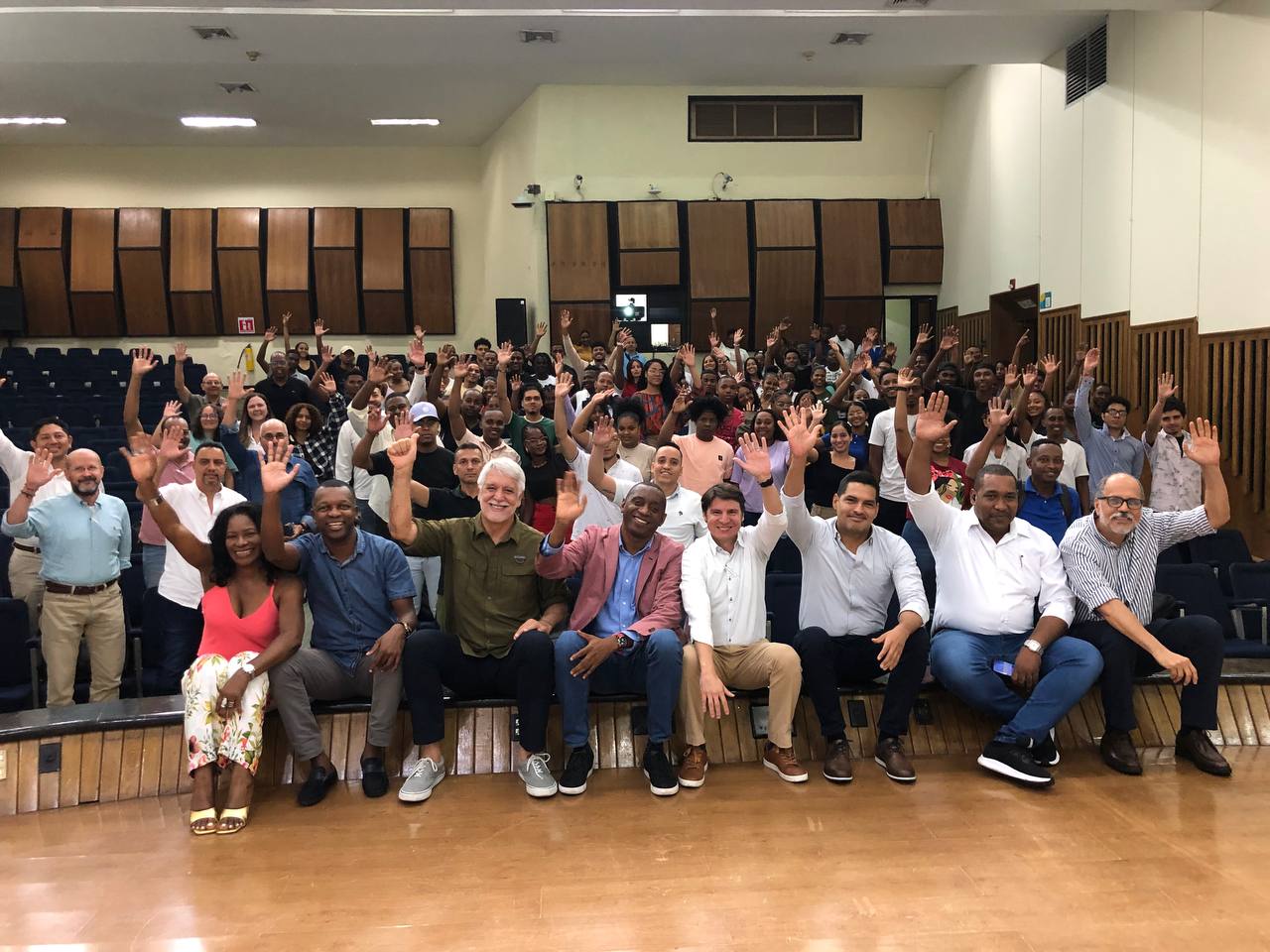 Enrique Pe&ntilde;alosa cerró su visita a Buenaventura con un foro abierto sobre urbanismo con estudiantes de Arquitectura de la Universidad del Pacífico