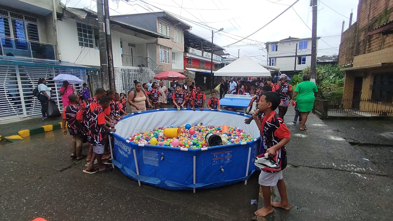 Ni&ntilde;os, ni&ntilde;as y vecinos del barrio Juan XXIII en Buenaventura disfrutaron de una ma&ntilde;ana de recreación y lúdica