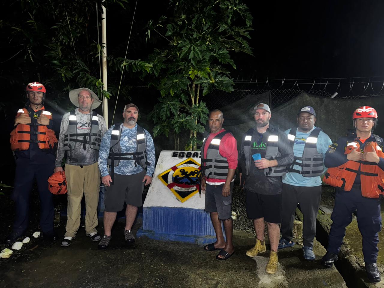 La Armada de Colombia salva a cinco pescadores en aguas de Chocó luego de estar 3 horas a la deriva
