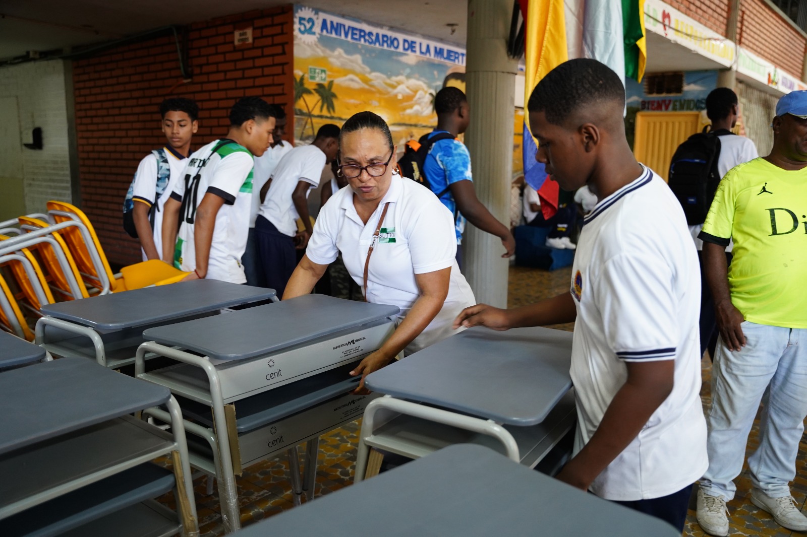 Estudiantes del ITI Gerardo Valencia Cano recibieron mobiliario escolar gracias a un convenio entre Planeación Nacional y la Alcaldía Distrital de Buenaventura