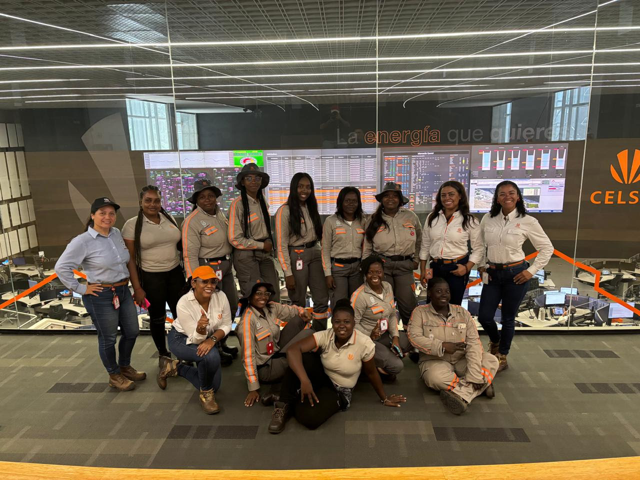 Mujeres de Buenaventura transforman el sector eléctrico: Celsia en alianza con el Sena las certifica como Técnicas en Montaje y mantenimiento de redes