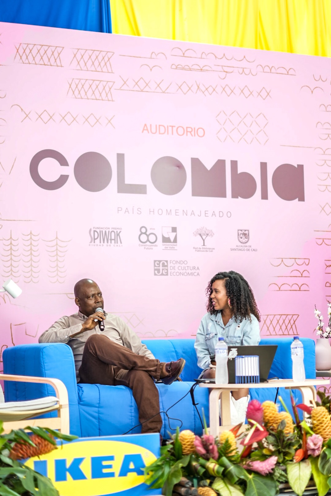En la FILCali se presentó el libro "Polvo en el Aire" del profesor Wilson Caicedo