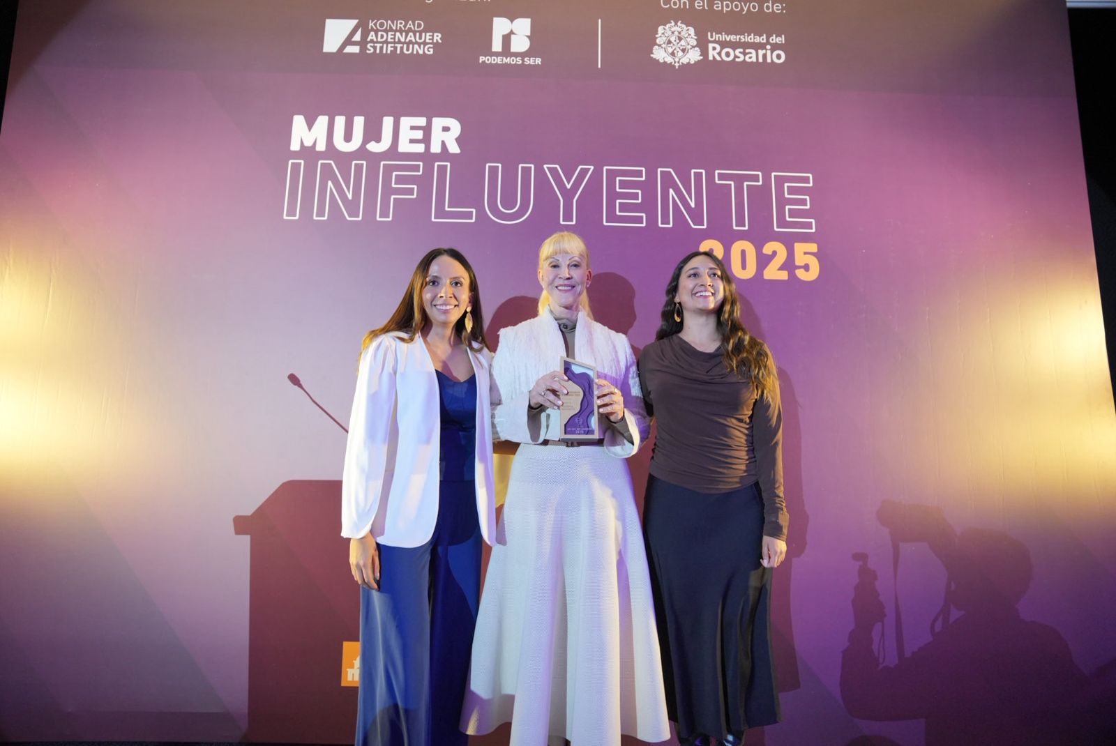 La gobernadora del Valle, Dilian Francisca Toro, recibió el Premio 'Mujer Influyente 2025' por transformar vidas