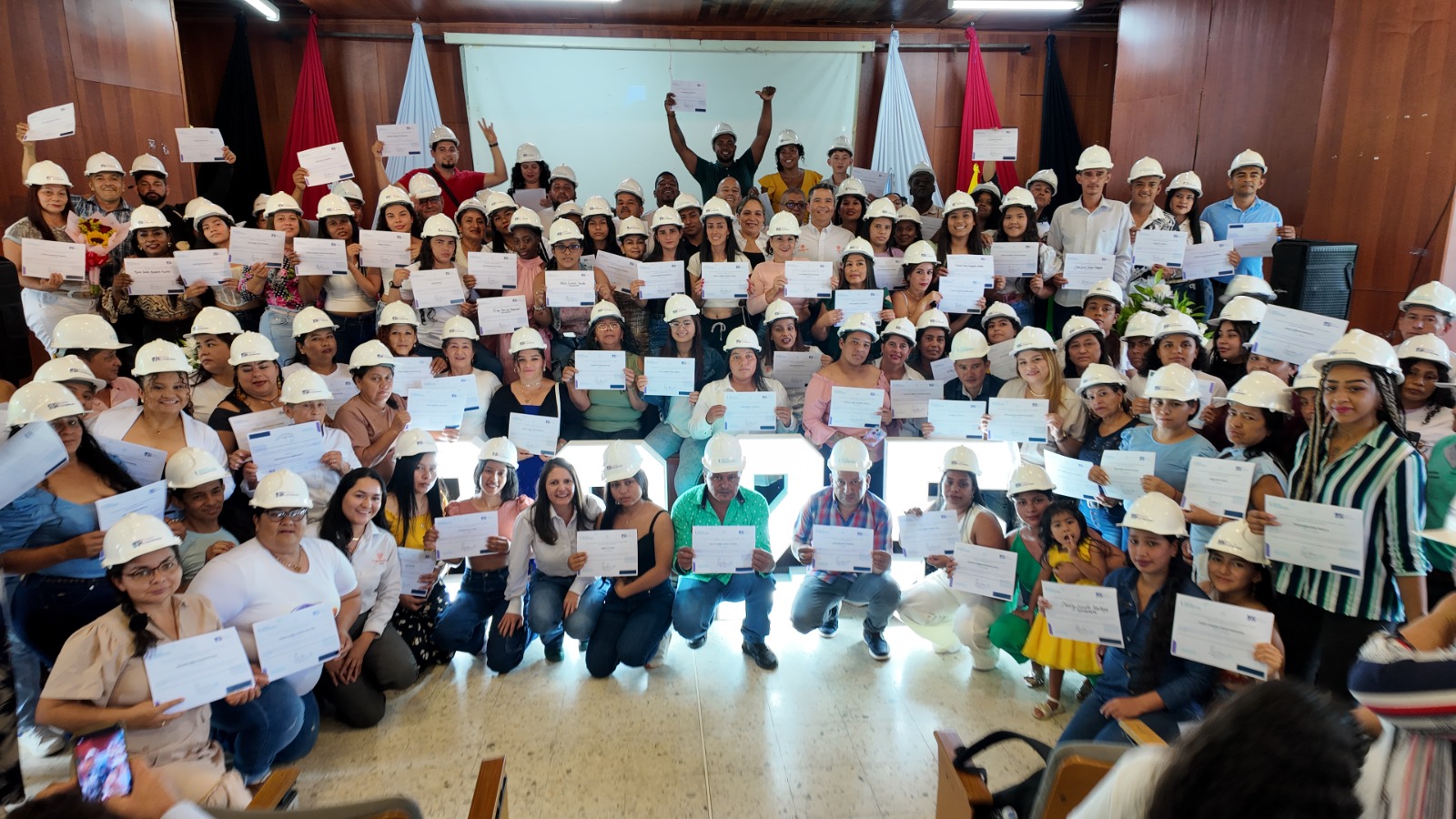 Unión Vial Camino del Pacífico y el Sena certifican a 200 personas en la tercera promoción de 'Mujeres Todoterreno', cerrando brechas en la infraestructura