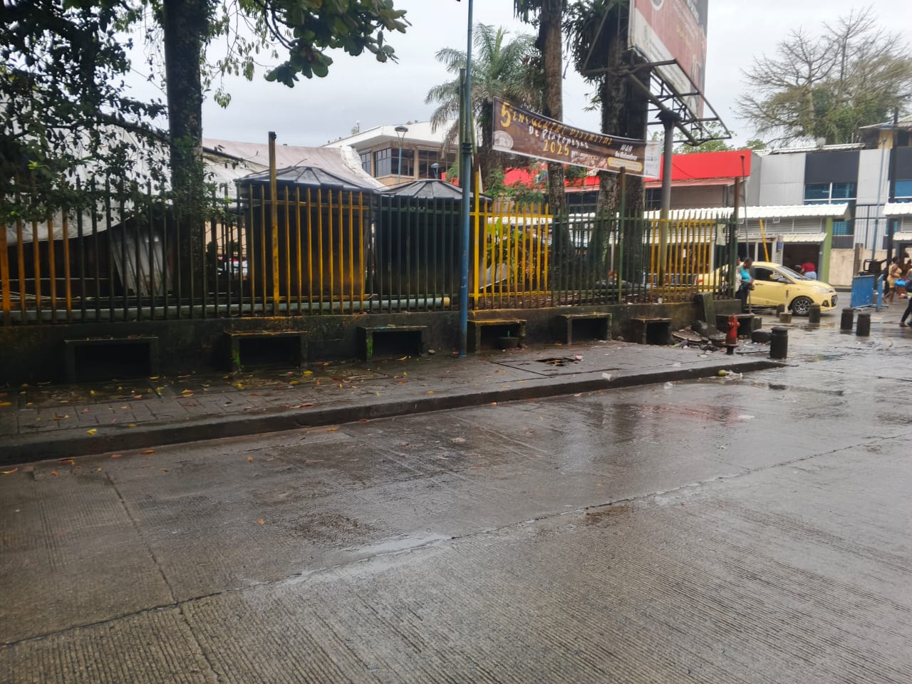 La Cámara de Comercio de Buenaventura lidera jornada de limpieza en la esquina del Concejo, en apoyo a la campa&ntilde;a “Buenaventura Bonita”