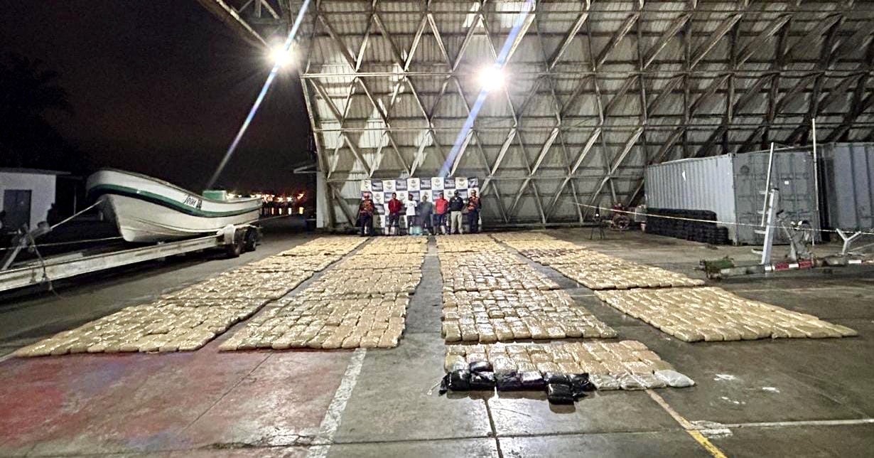 La Armada de Colombia incautó más de dos toneladas de marihuana en el Pacífico cerca de Buenaventura y capturó a cuatro personas