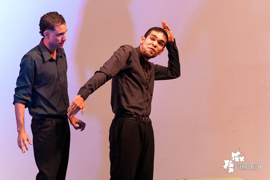 El teatro colombiano inspirado en el Quijote cautiva al público en Buenaventura en la Temporada de Teatro Mar Adentro de Univalle Seccional Pacífico