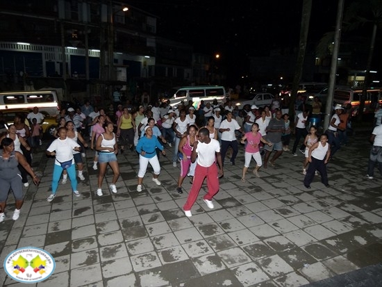Con nutrida asistencia se llevó a cabo rumba terapia en el Centro Comercial Viva Buenaventura