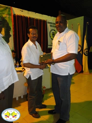 José Félix Ocoró recibe reconocimiento como mejor Alcalde Comunal del Valle