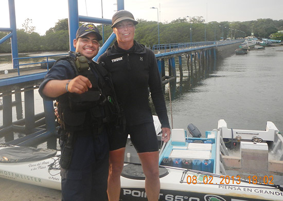 Ciudadana alemana busca romper record en kayak con el acompañamiento de la Armada Nacional