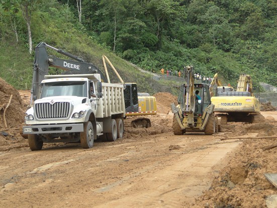 Prosiguen las labores de búsqueda de las cinco personas desaparecidas en la avalancha del km. 42