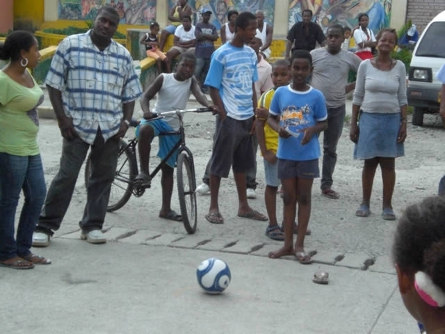 Apuestas Unidas del Pacífico regala balones y camisetas del Mundial Sudáfrica 2010