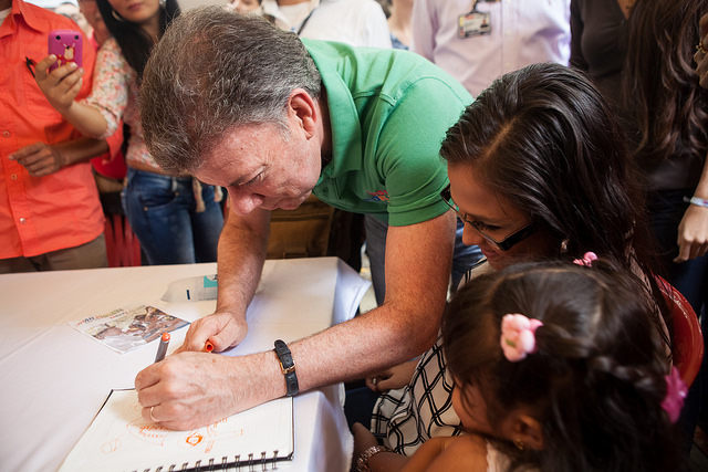 Santos reiteró compromisos para mejorar régimen salarial y formación académica de los maestros