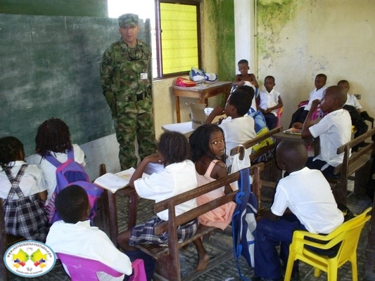 INFANTERÍA DE MARINA APOYA EDUCACIÓN EN BUENAVENTURA