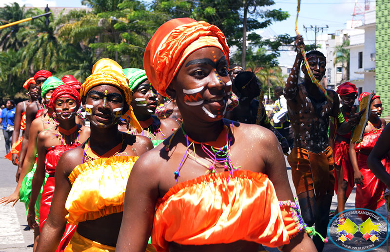 Buenaventura se llena de color con el desfile de comparsas