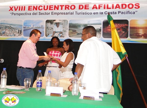 Presidente de la República condecoró a la Cámara de Comercio de Buenaventura