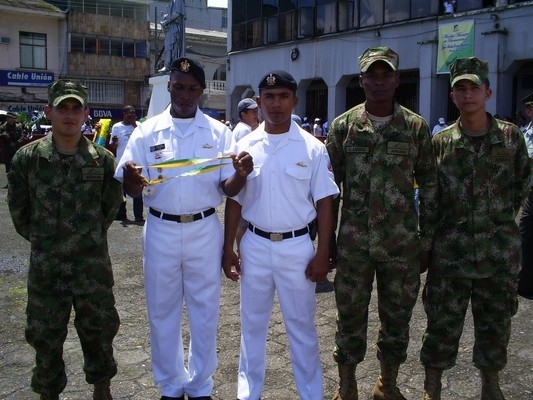 BUENAVENTURA CONDECORA MANDOS DE LA ARMADA NACIONAL EN EL PUERTO
