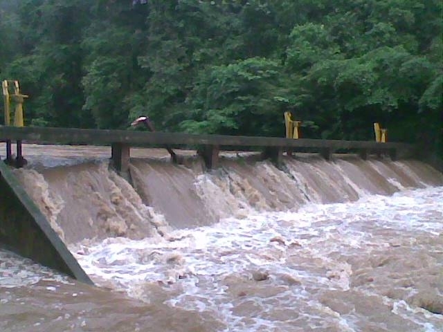 Creciente y niveles de turbiedad siguen afectando cuenca del río Escalerete, poco a poco se restablece servicio de agua