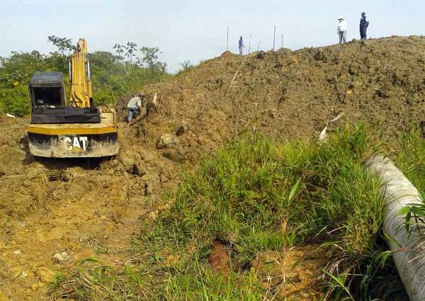 Daño en conducción de agua que pasa por la vía alterna debido a intervención de terrenos