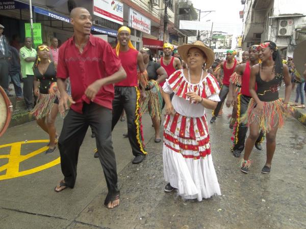 Desfile de Comparsas danzando bajo la lluvia