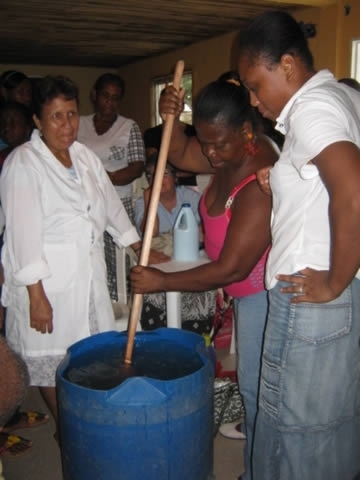 En Buenaventura, 120 desplazados reciben formación en elaboración de Productos de Aseo y Cosmetología Industrial