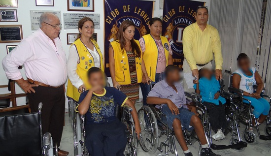Club de Leones, donó sillas de ruedas a personas discapacitadas