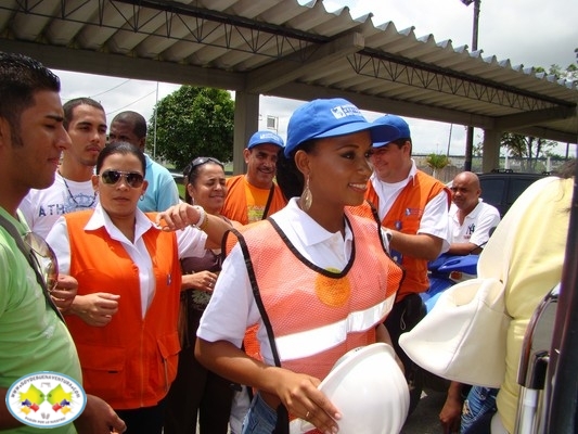 Las candidatas a Señorita Litoral realizaron recorrido por la Sociedad Portuaria en la mañana y el Desfile de Balleneras por la Bahía en la tarde