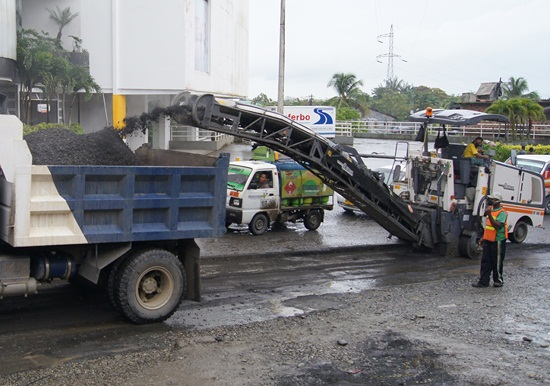 Por fin llegó la fresadora de asfalto para los trabajos de reparcheo en la Autopista Simón Bolívar