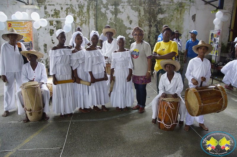 La Fundación Raíces Cultura y Folclor - RACUYFO entregó zapatos escolares a 90 niños del barrio Muro Yusti