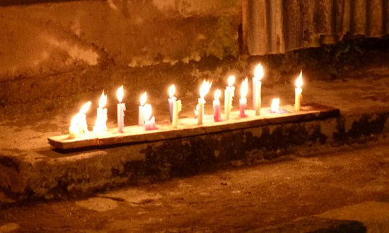 Gane su Red regaló faroles y velas para el día de las velitas