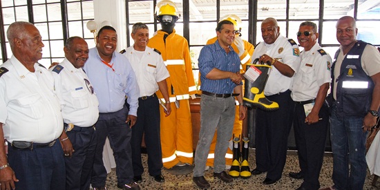 Gases de Occidente dona uniformes al Cuerpo de Bomberos de Buenaventura