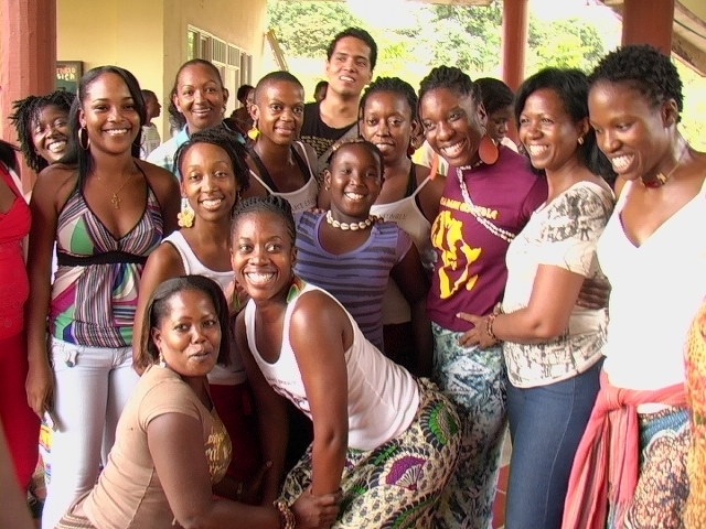 Grupo de danza estadounidense en la Universidad del Pacífico